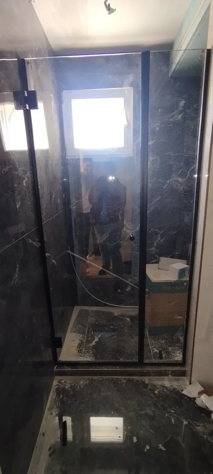 Ravna tuš kabina sa vratima na šarke — primer 2