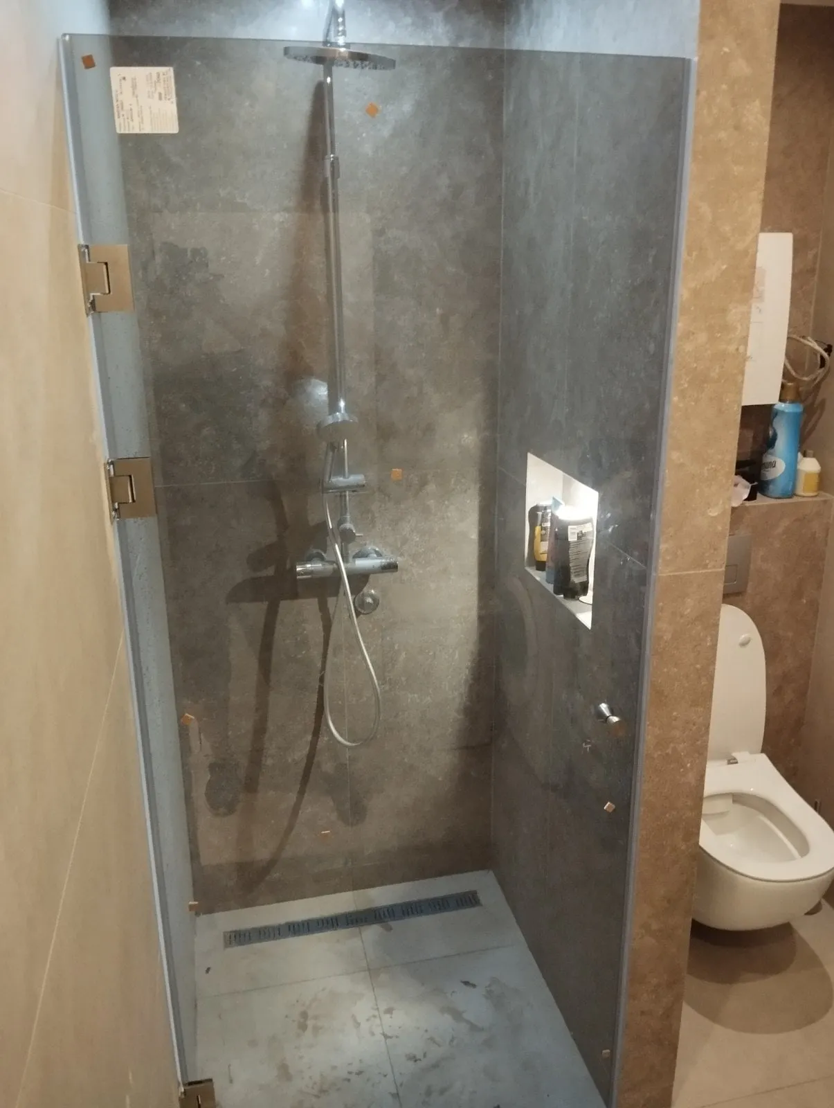 Ravna tuš kabina sa vratima na šarke